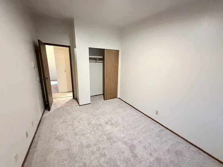 Maple Leaf Apartments — Photo 11