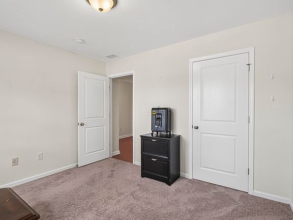 4th image of 156 Oak Leaf Dr.