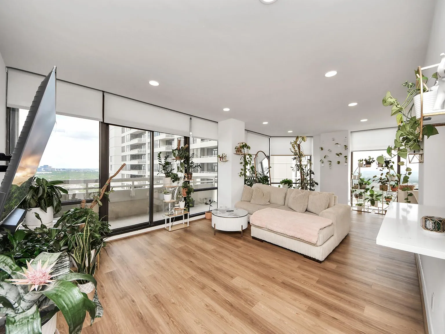 2 bed, 2.0 bath, 1569 sqft, $4,000 — Photo 4