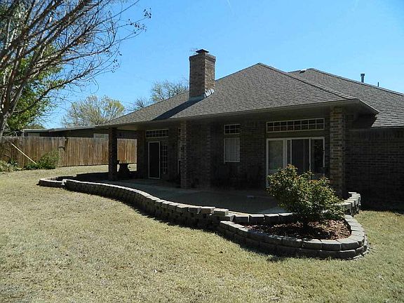 3rd image of 401 NW Mimosa Ln