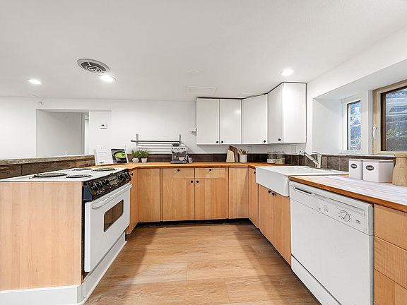 3rd image of 1611 E Spring St #B