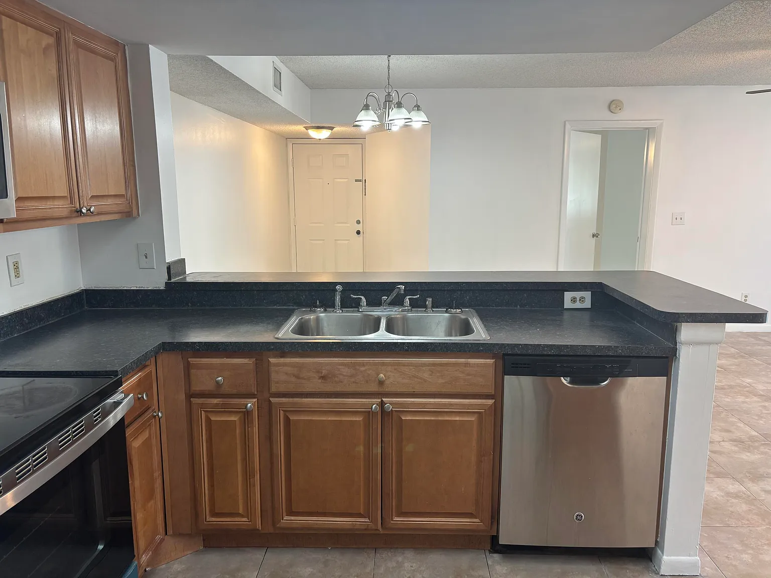 2 bed, 2.0 bath, 986 sqft, $1,900 — Photo 2