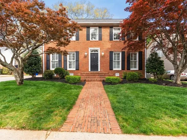 21 Oak Crest Ct, Greenville, SC 29605