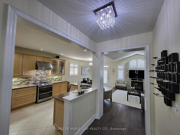 5th image of 69 Huntspoint Dr