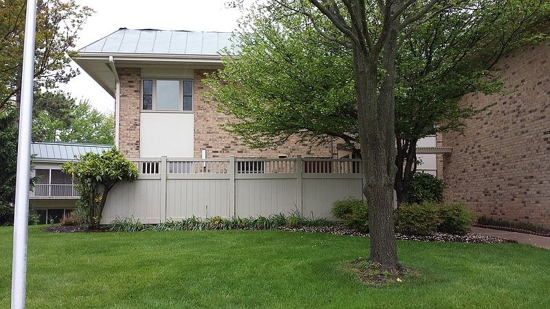 Side view of home : Patio with sliding glass dr, 2nd fl corner bedroom, courtyard entrance on right