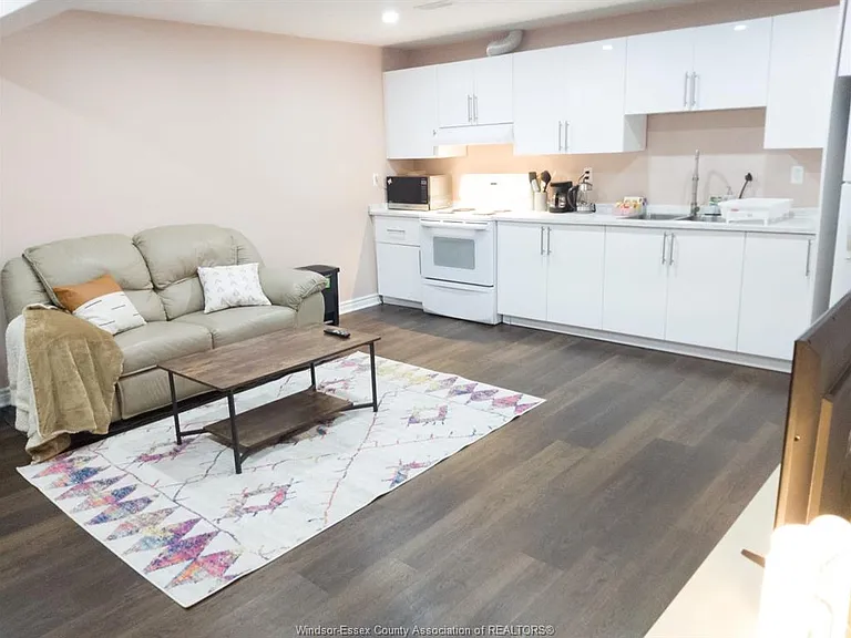 4694 Helsinki Cres #LOWER — Photo 7