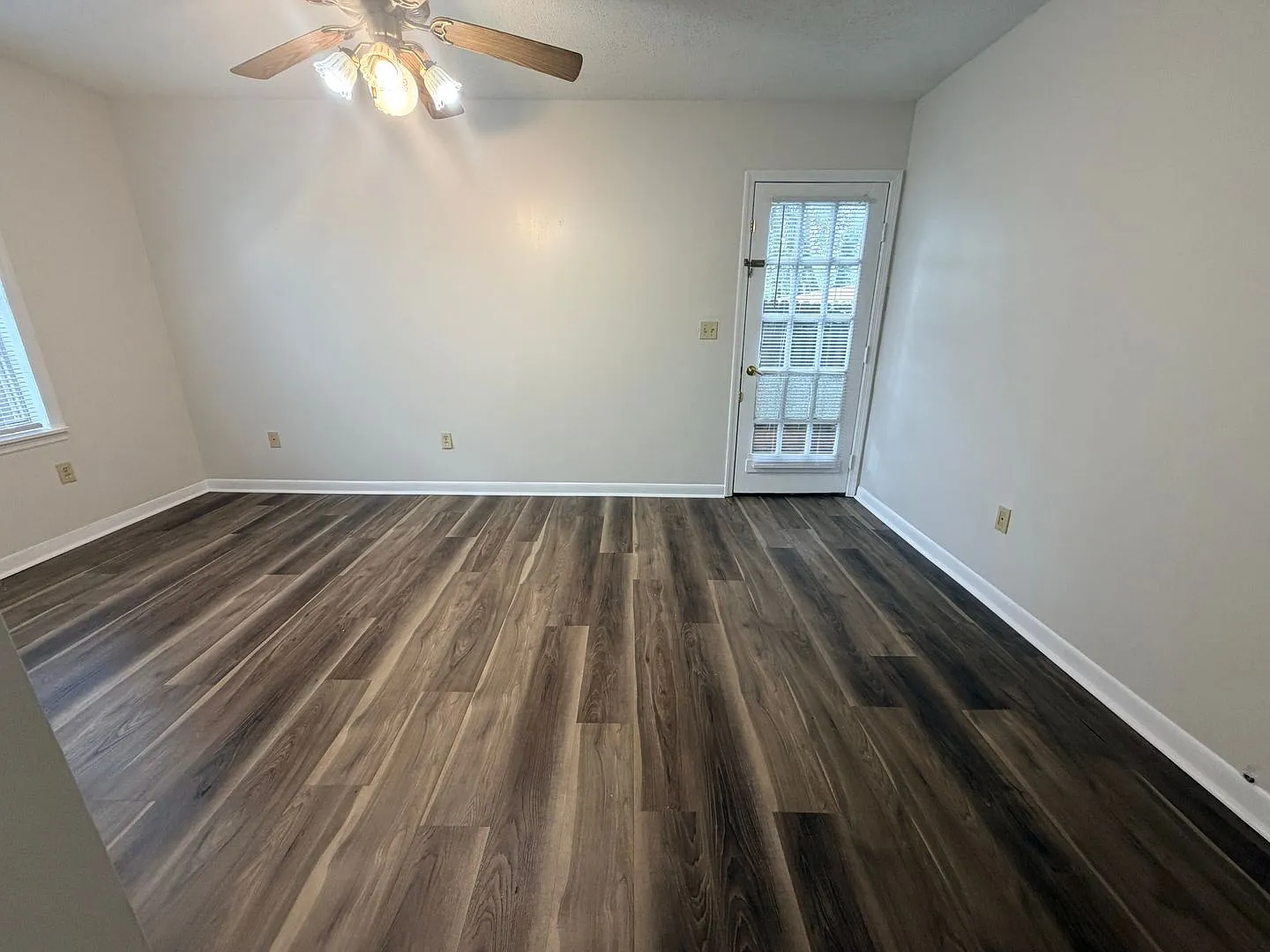 1706 Azalea Dr! This spacious 800 sq. ft. 1-bedroom, 1-bathroom apartment offers comfortable livi... — Photo 4