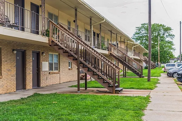 Bellevue Gardens Apartments — Photo 7