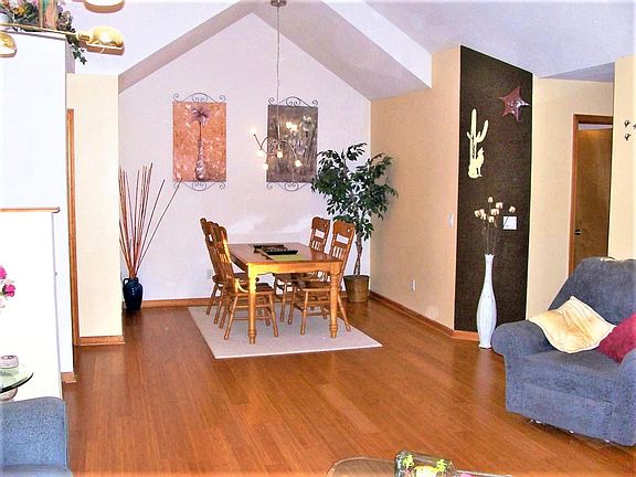 3rd image of 286 Marigold Cir