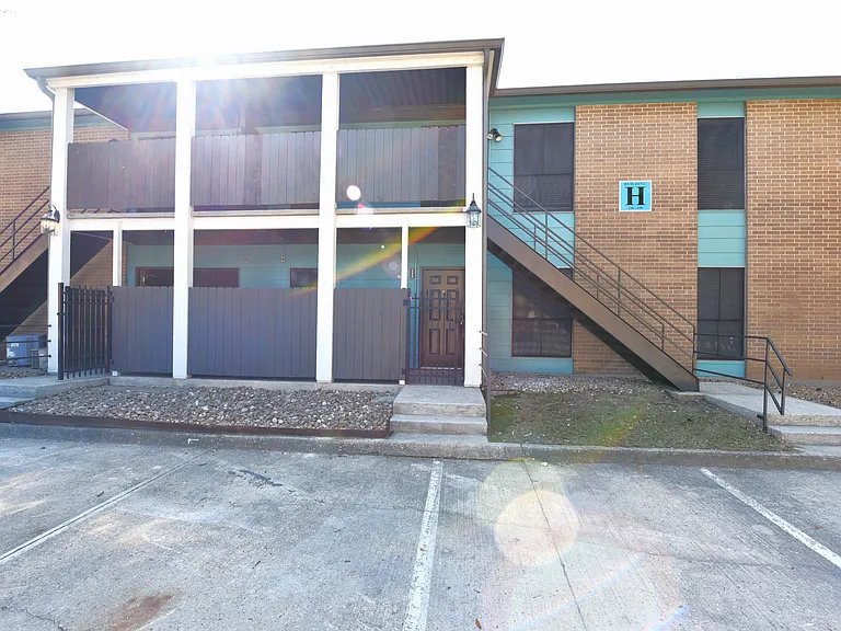 Bayou Oaks Apartments — Photo 20