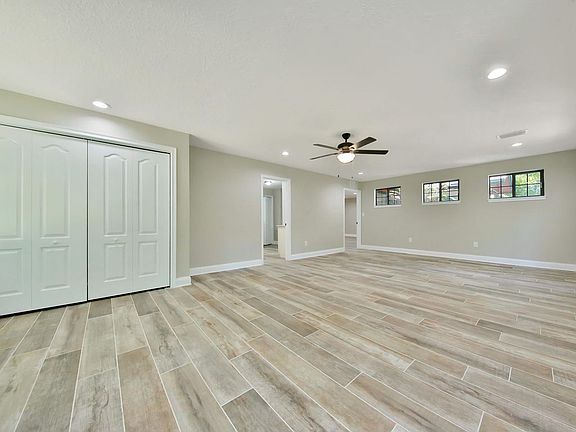 4th image of 240 Foxtail Ave