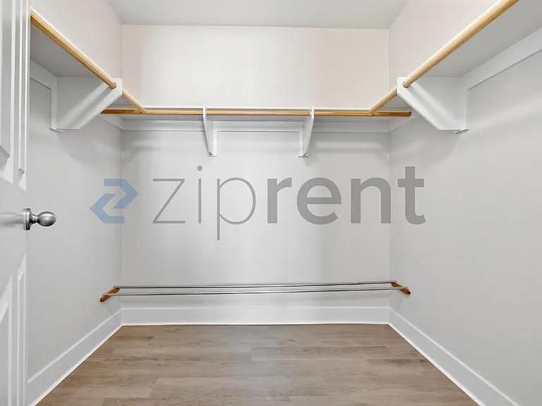 Bedroom 4 Closet
