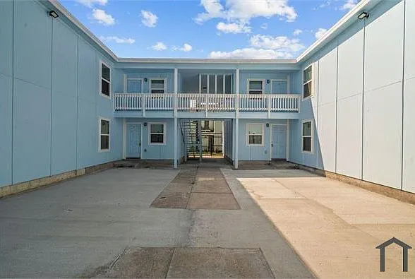 3 bed, 900 sqft, $2,000 — Photo 2
