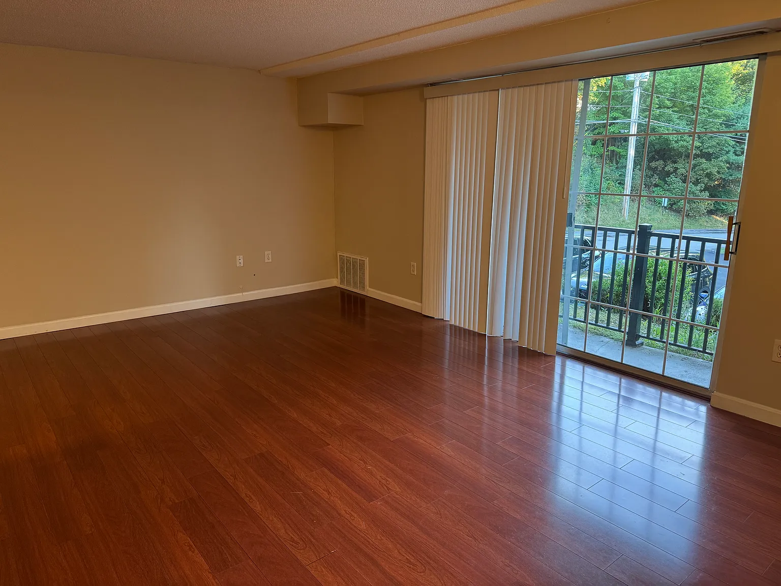 2 bed, 1.5 bath, 1100 sqft, $2,550 — Photo 2