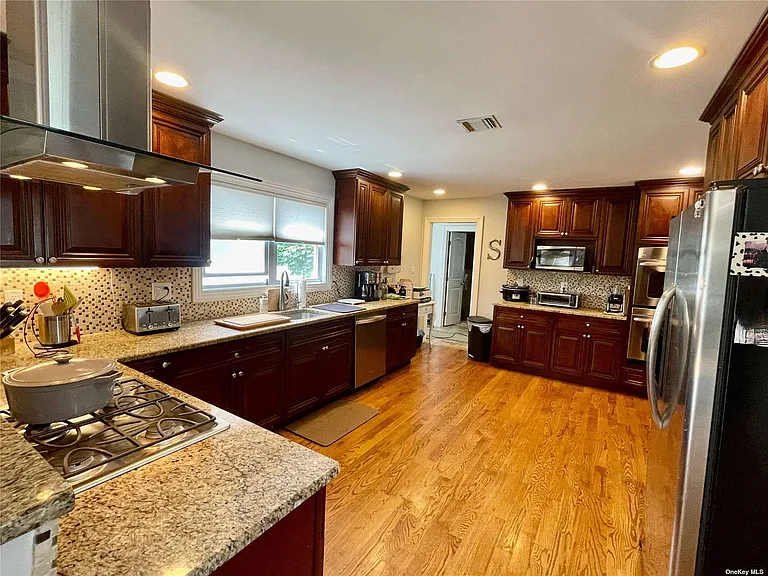 11 Charlotte Pl — Photo 8
