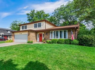 580 Carlisle Ct, Glen Ellyn, IL 60137