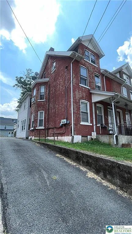 2 bed, 1.0 bath, 1054 sqft, $1,600 — Photo 2