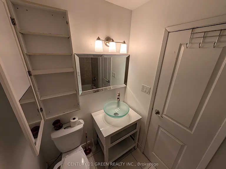 4 Wenlock Cres — Photo 10