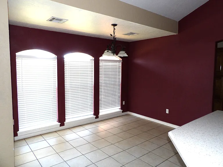 405 SE Lancelot Ln — Photo 5