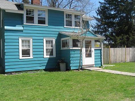 17 Constitution Rd Pittsfield