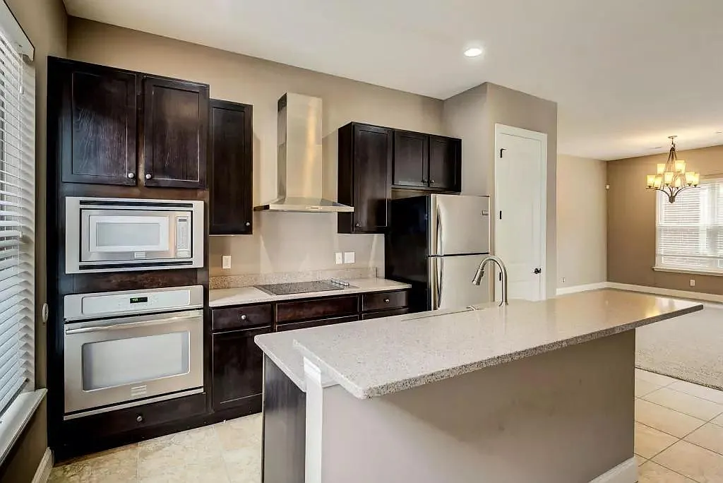 2 bed, 1900 sqft, $2,000 — Photo 4