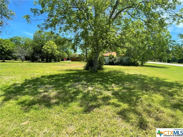 104 E 3rd St, Flatonia, TX 78941