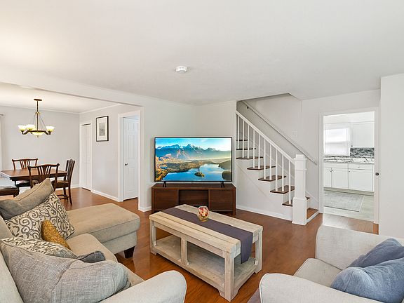 3rd image of 2321 Lee St