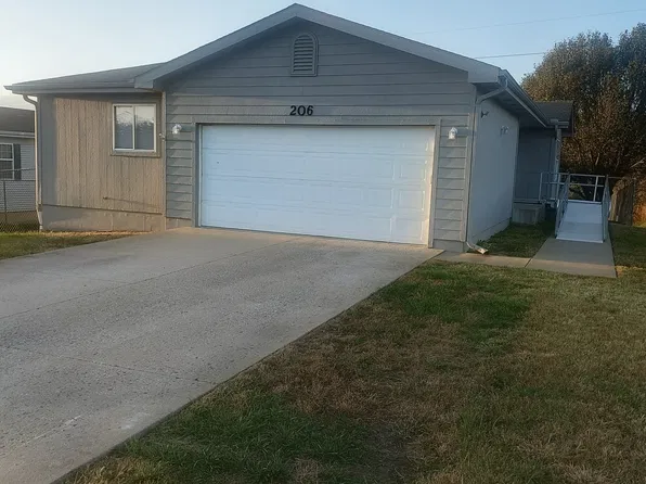206 SE 40th Ter, Topeka, KS 66609