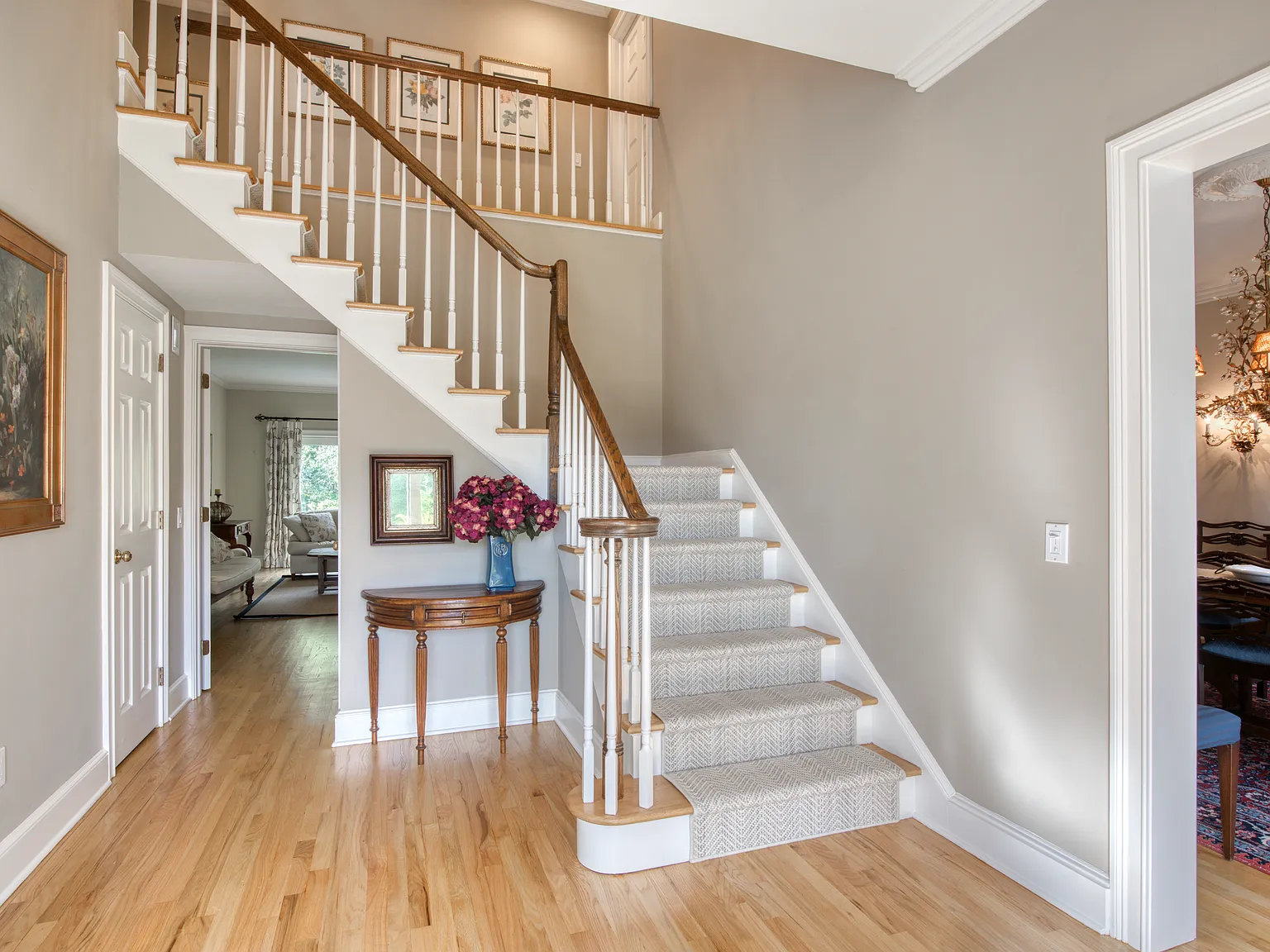 Southampton Village Spacious and Renovated Home with Pool — Photo 2