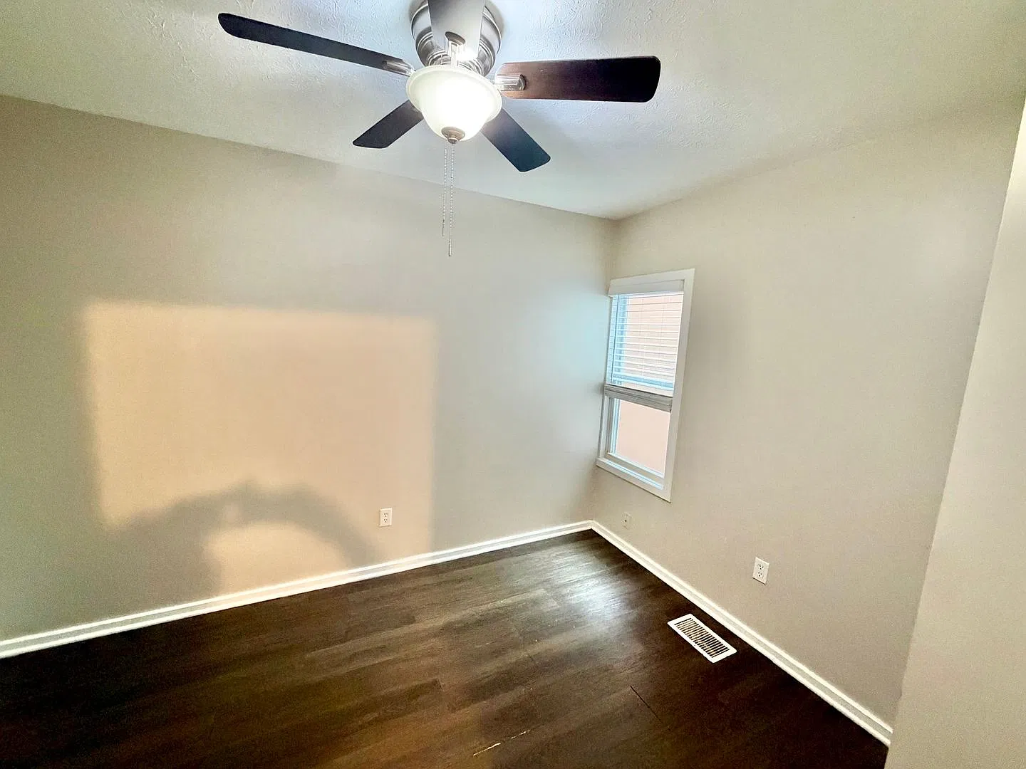 1349 S Preston St - 1 Bedroom Plus Bonus Room House in Shelby Park, Fenced Yard, Off-Street Parki... — Photo 4