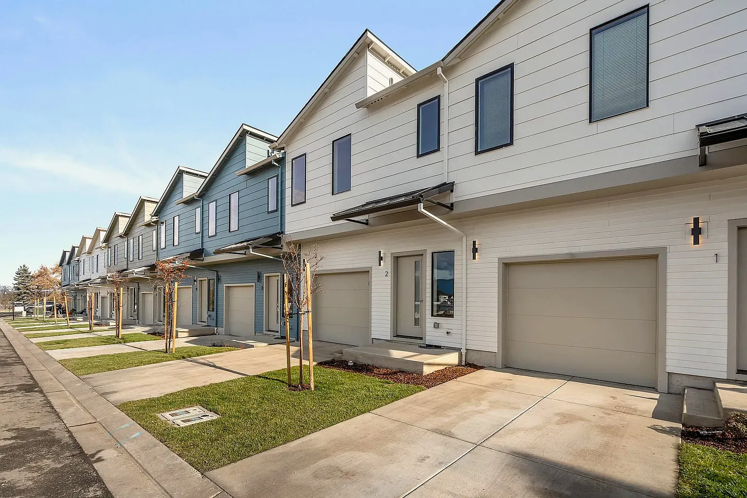 3 bed, 2.5 bath, 1318 sqft, $1,995 — Photo 2
