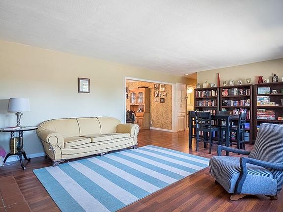 2nd image of 901 Maple Park Dr