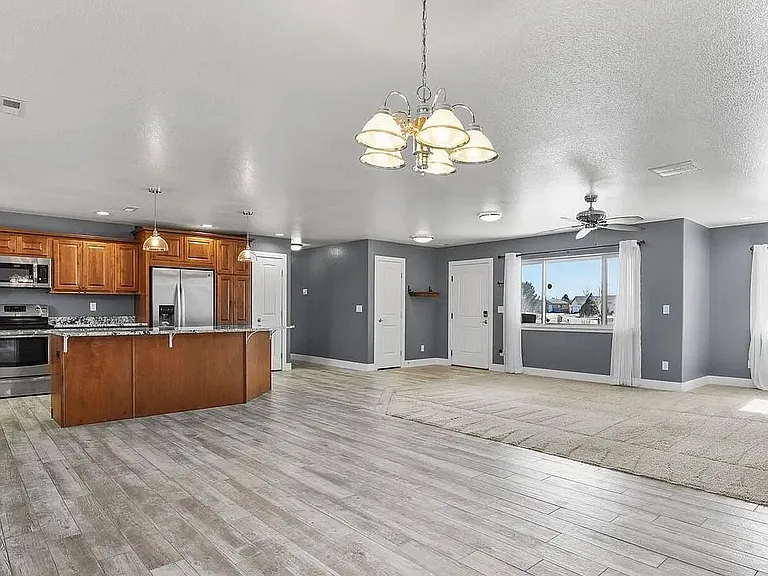 573 W Archer Plz — Photo 4