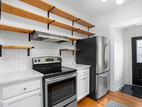 4th image of 960 Taft Ave NE APT 10