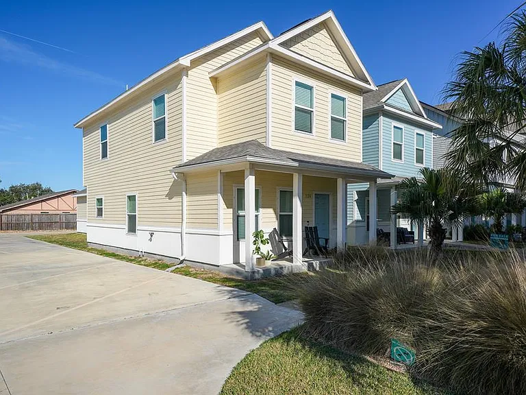124 Lavaca Cir — Photo 1