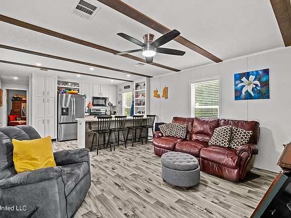 3rd image of 275 Wildflower Cir