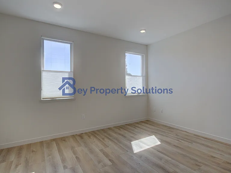 2475 Victoria Ave #304 — Photo 16