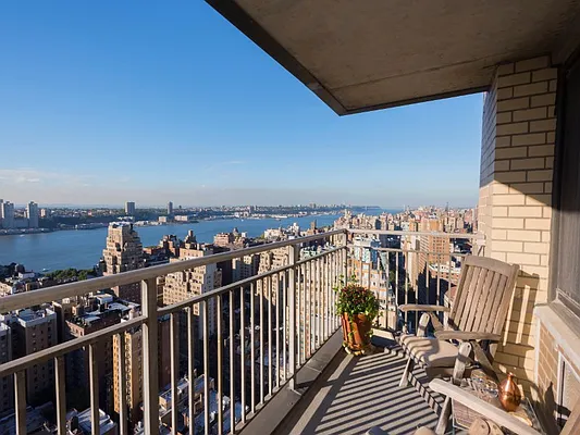 Sold by Sotheby's International Realty | media 19