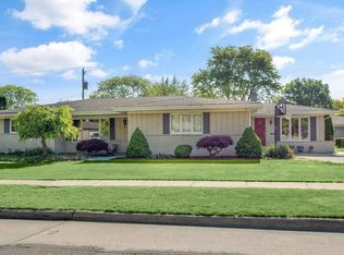 32480 Northampton Dr, Warren, MI 48093