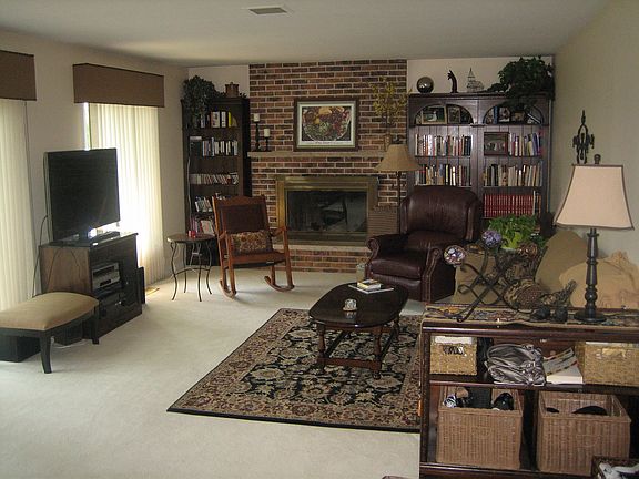 Kitchen open to family rm