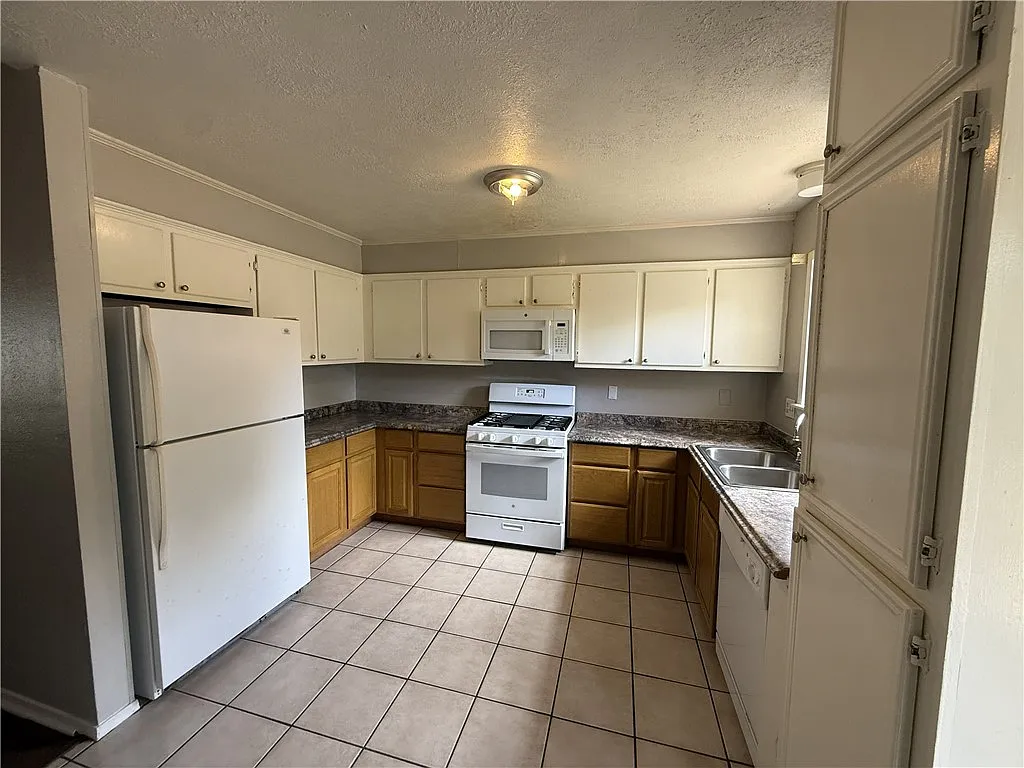 4 bed, 1660 sqft, $1,750 — Photo 2