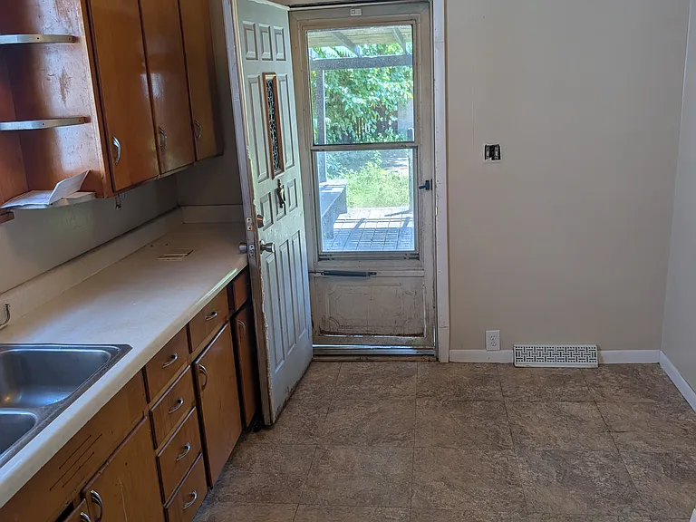 1417 Lynn St — Photo 4