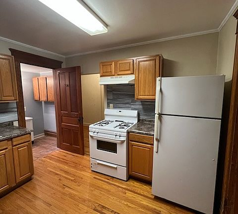 5th image of 121 W Madison St #1