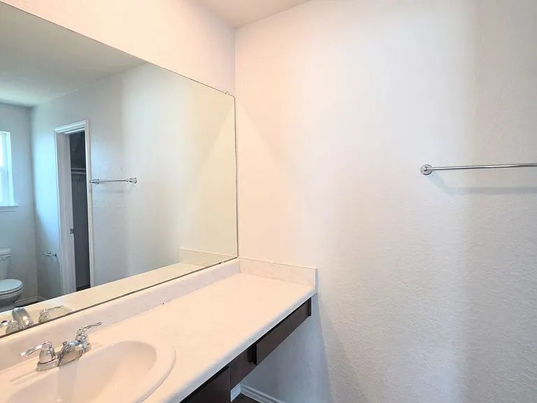 8006 Miranda Cyn — Photo 16