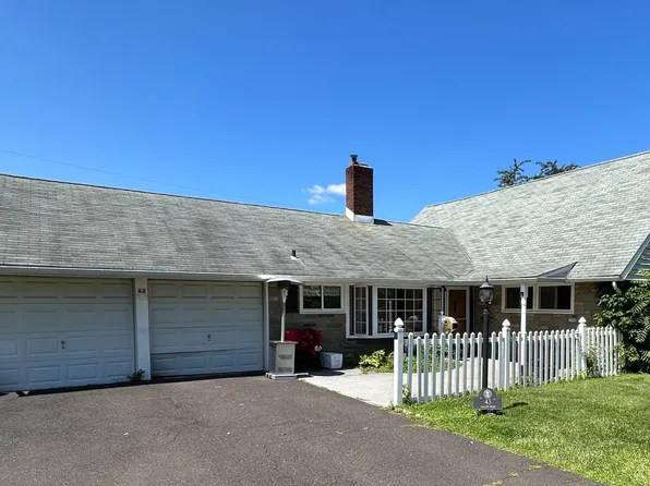 43 Falcon Rd, Levittown, PA 19056