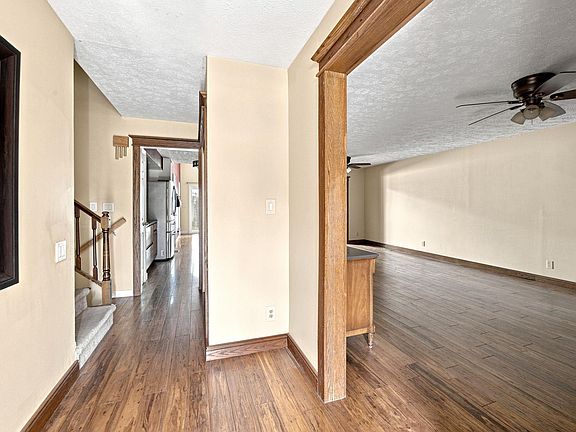 3rd image of 813 Foxwood Dr