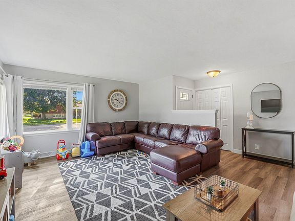 3rd image of 698 Martin Ave