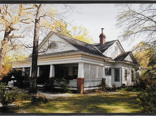 533 Carthage St, Cameron, NC 28326