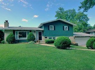 6512 Briargate Dr, Downers Grove, IL 60516