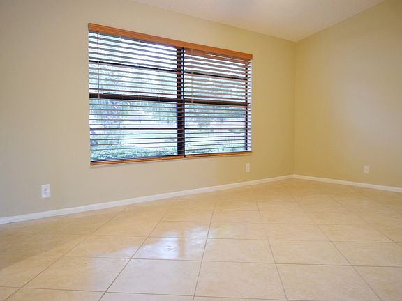 3rd image of 104 Sherwood Cir